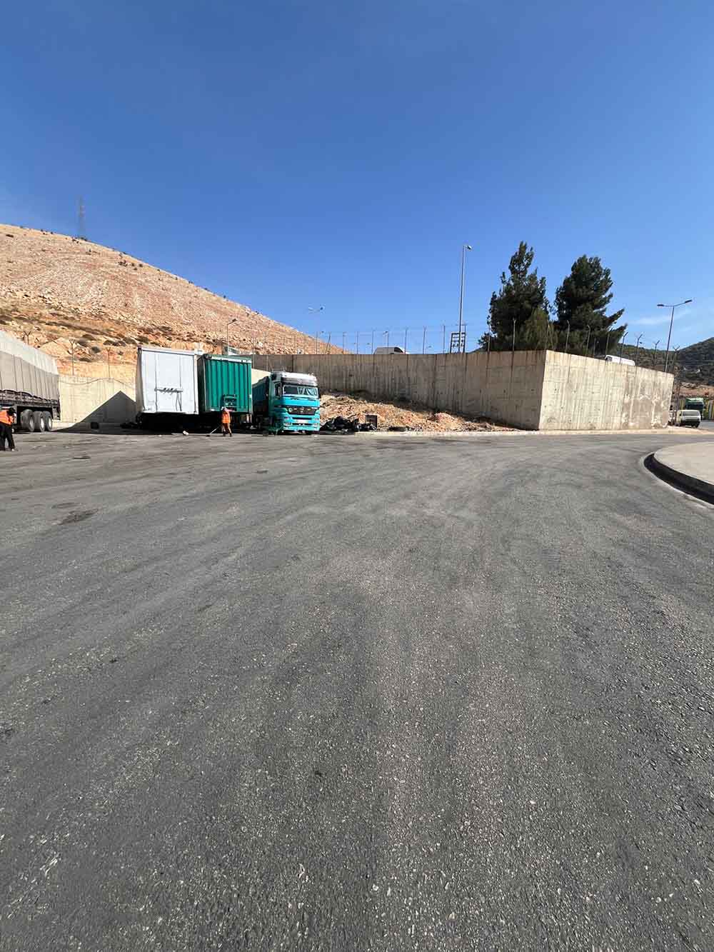 يمكن لأي زائر للمصنع المعروف باسم “النقطة الحدودية” بين لبنان وسوريا، والذي يُعد المعبر البري الأوسع للبنان، أن يلمس الفارق الكبير بين الأمس واليوم.