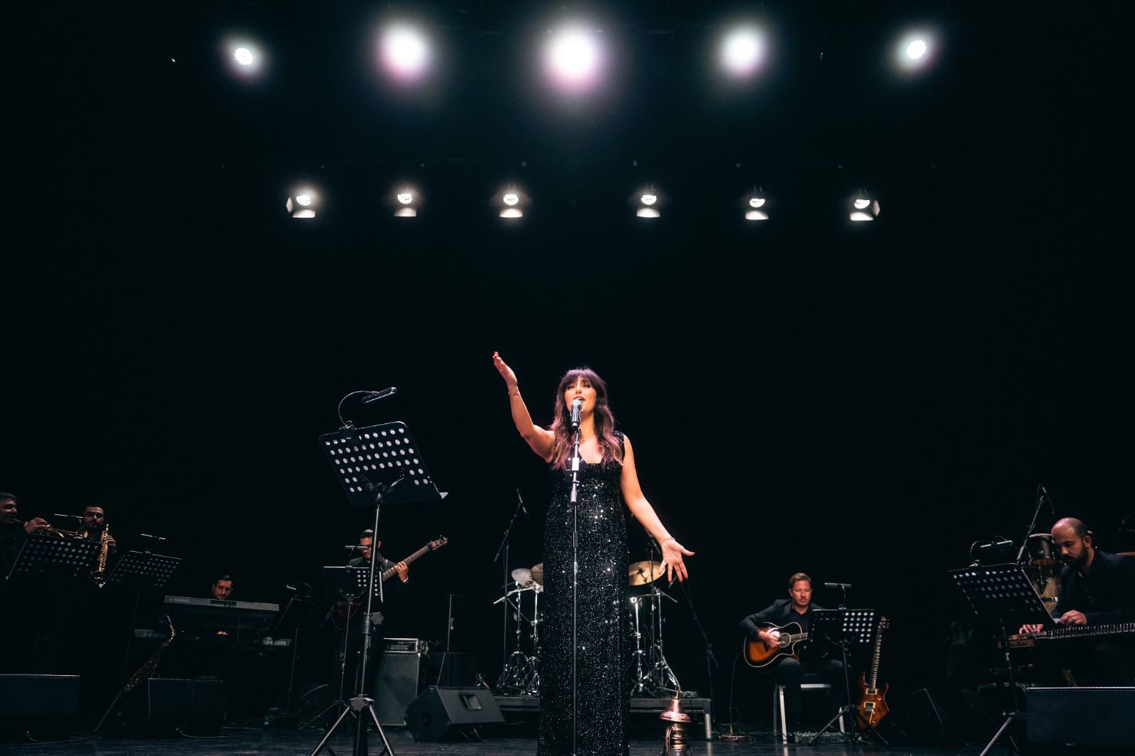 مايا واكد تطلق ألبومها الحي من روما: أول لبنانية تغنّي على مسرح Alexanderplatz العريق