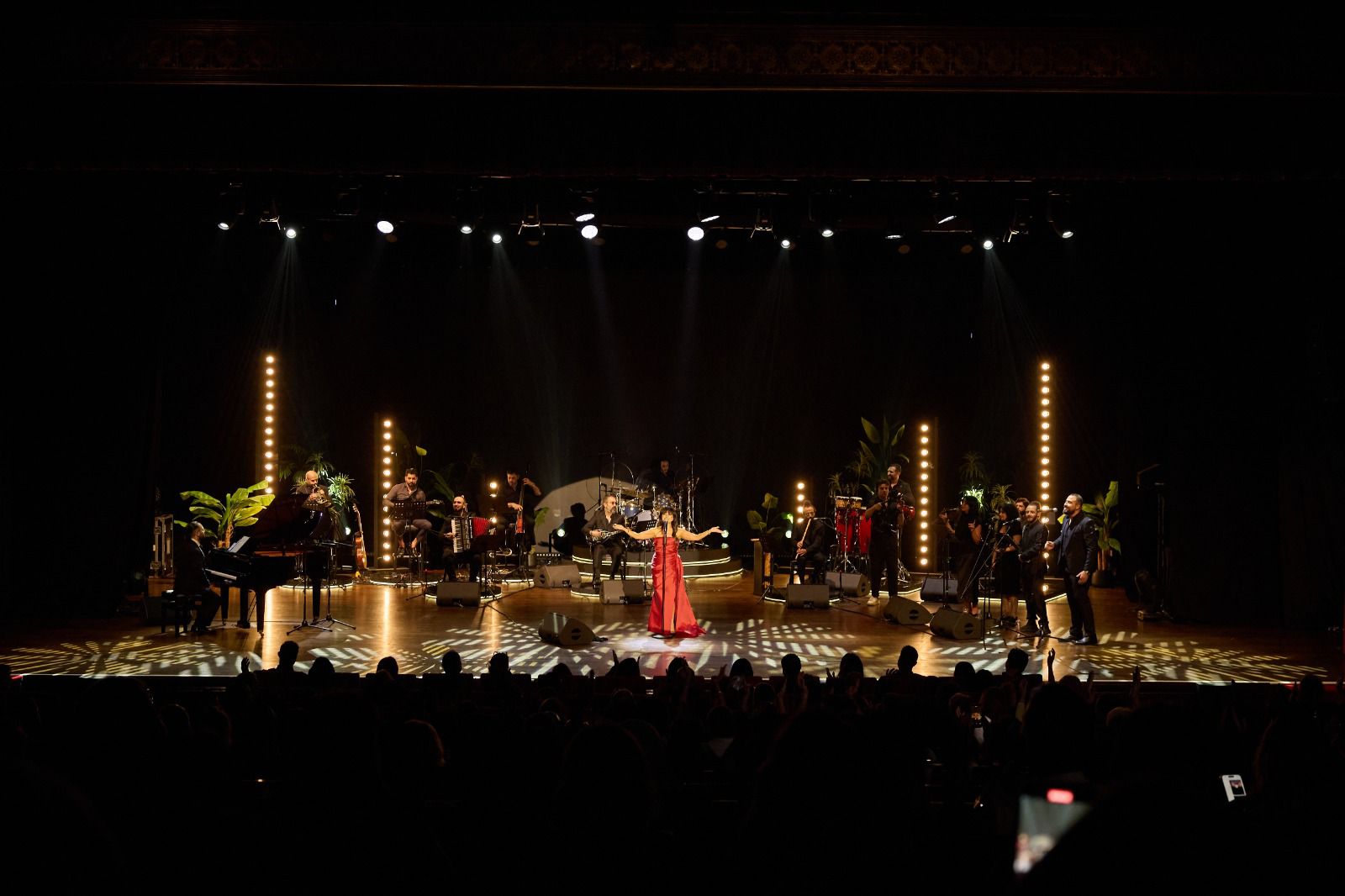 مايا واكد تطلق ألبومها الحي من روما: أول لبنانية تغنّي على مسرح Alexanderplatz العريق