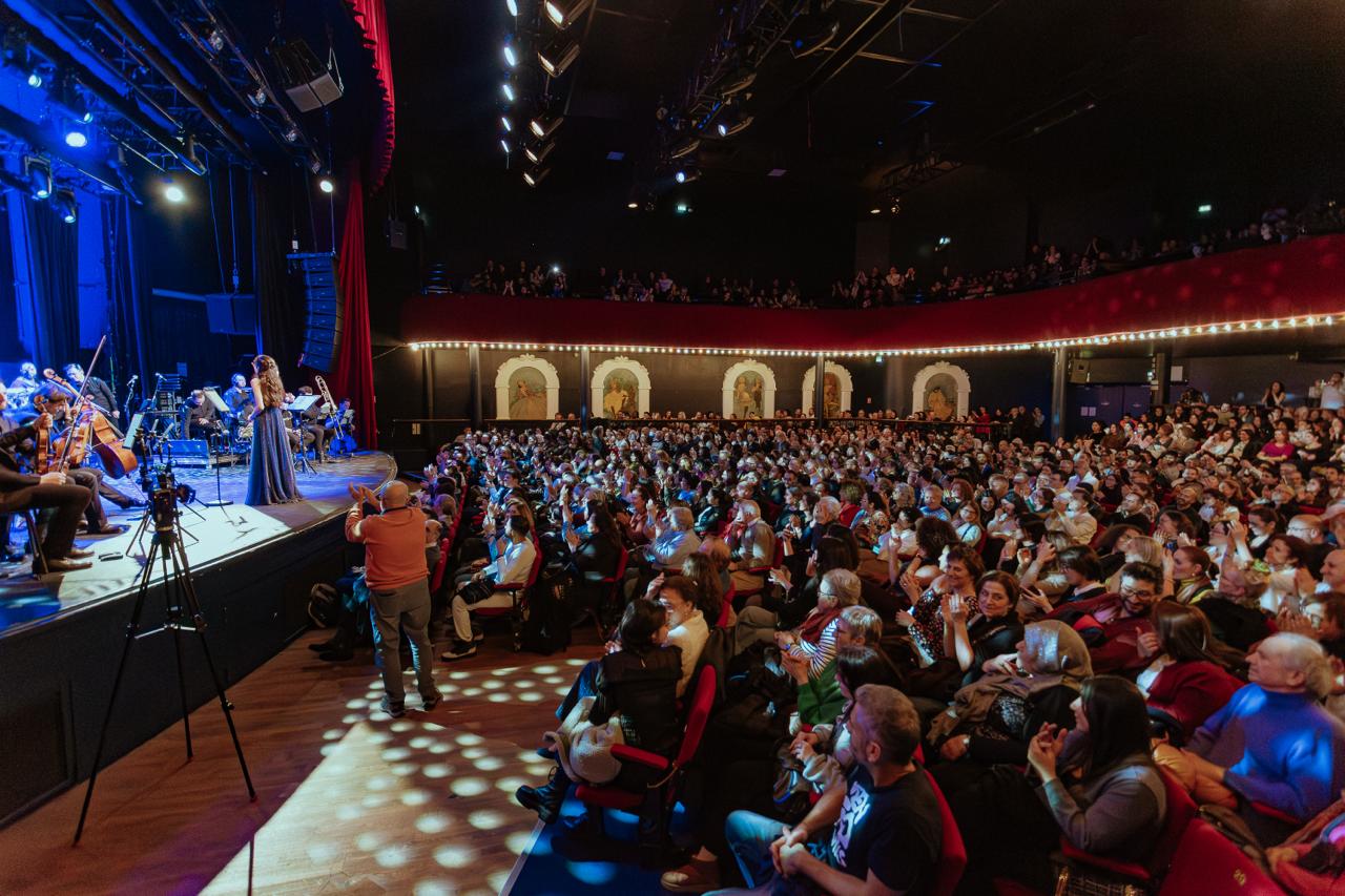 "فيروزيات" على خشبة "باتكلان" ليلة أسطورية بقيادة د. أمل قرمازي وأوركسترا "مزيكا" العالمية