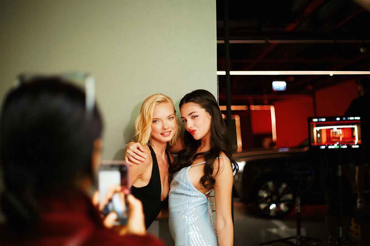 المخرجة اللبنانية فرح علامة تستكمل خطواتها نحو العالمية من خلال كليب Bouquet  للفنانة أندريا بوستانيكا