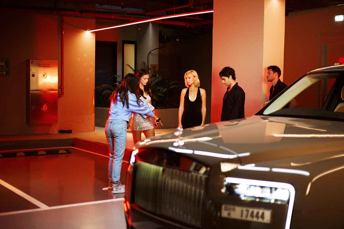 المخرجة اللبنانية فرح علامة تستكمل خطواتها نحو العالمية من خلال كليب Bouquet  للفنانة أندريا بوستانيكا