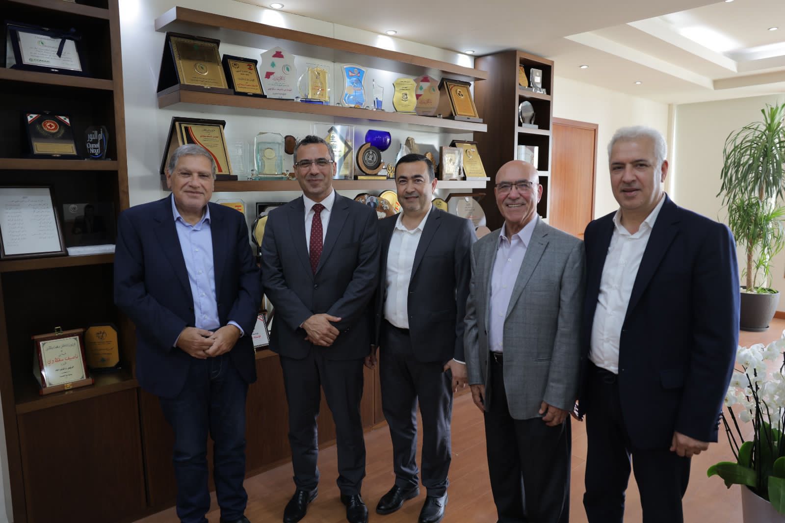 زيارة لوزير الزراعة إلى “الريجي” وبحث في الاستفادة من خبراتها بزراعة القنّب الهندي