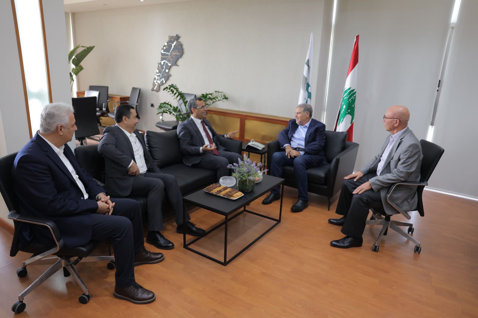 زيارة لوزير الزراعة إلى “الريجي” وبحث في الاستفادة من خبراتها بزراعة القنّب الهندي