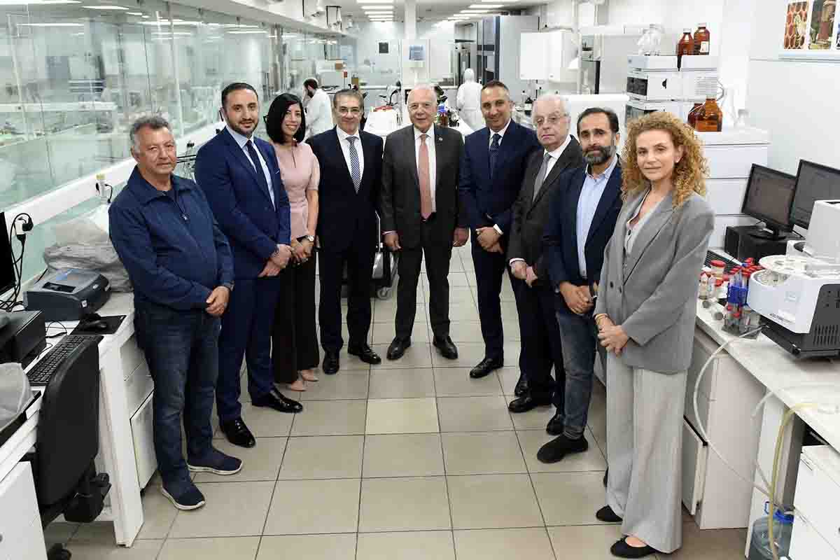 دبوسي يستقبل منيمنة لبحث تعزيز التعاون بين غرفة طرابلس الكبرى و«إيدال» في مجال تشجيع الاستثمار