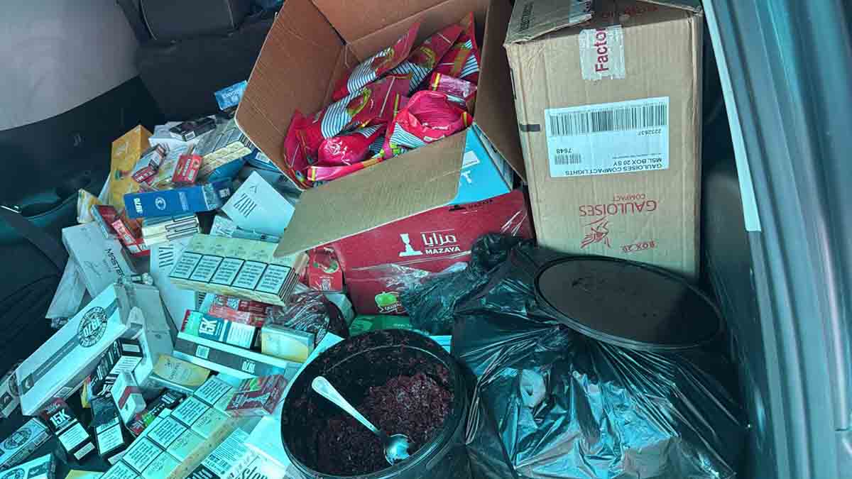 أعلنت إدارة حصر التبغ والتنباك اللبنانية "الريجي" أن جهازها لمكافحة التهريب ضبط كميات من السجائر الالكترونية المهرّبة والمعسّل المهرب والمزوّر والسجائر المهربة والتنباك الوطني المهرّب نتيجة عمليات دهم نفّذها في برج حمود والنبعة و السبتية والدورة، في إطار جهودها المتواصلة لمكافحة المصنوعات التبغية المهرّبة والمزورّة. وأضافت "الريجي" أن محاضر ضبط بالمخالفين سُطّرت وينظر فيها القضاء المختص.