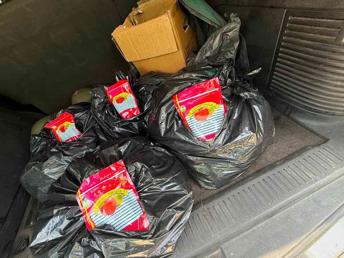 أعلنت إدارة حصر التبغ والتنباك اللبنانية "الريجي" أن جهازها لمكافحة التهريب ضبط كميات من السجائر الالكترونية المهرّبة والمعسّل المهرب والمزوّر والسجائر المهربة والتنباك الوطني المهرّب نتيجة عمليات دهم نفّذها في برج حمود والنبعة و السبتية والدورة، في إطار جهودها المتواصلة لمكافحة المصنوعات التبغية المهرّبة والمزورّة. وأضافت "الريجي" أن محاضر ضبط بالمخالفين سُطّرت وينظر فيها القضاء المختص.
