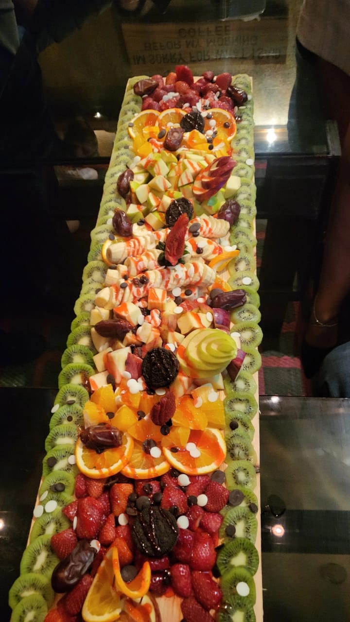 في منطقة عاليه النابضة بالحياة، يتألق cave كواحد من الوجهات الرائعة