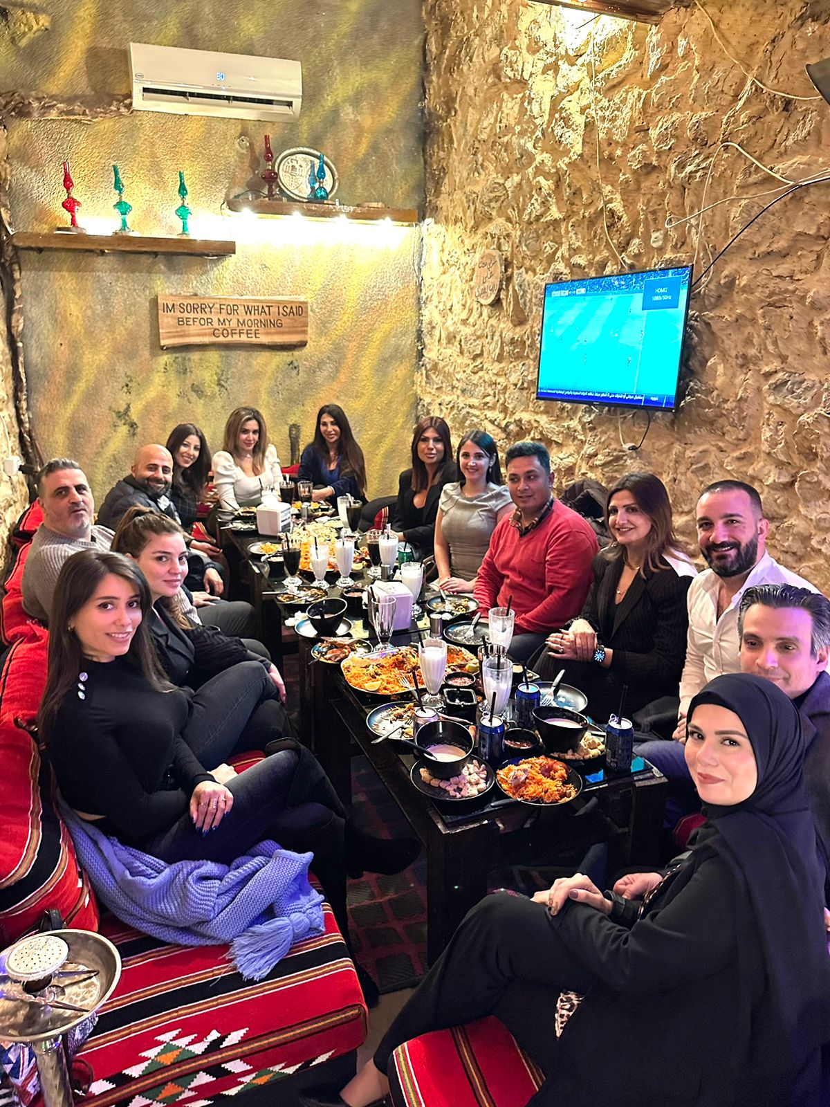 في منطقة عاليه النابضة بالحياة، يتألق cave كواحد من الوجهات الرائعة