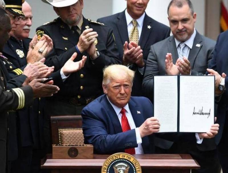  ترامب يوقع أمرا لإصلاح الشرطة.. حوافز تدريب وقاعدة بيانات