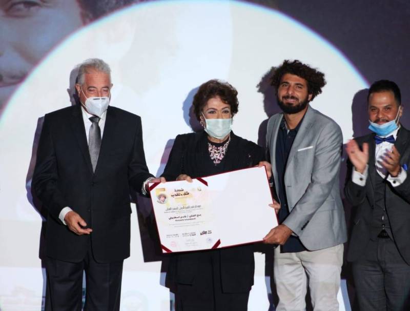 قاسم إسطنبولي ينال جائزة أفضل شخصية مسرحية عربية لعام 2019