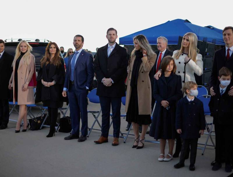  بالصور|  أفراد أسرة #ترامب يحضرون مراسم مغادرته #البيت_الأبيض في قاعدة أندروز بولاية ماريلاند