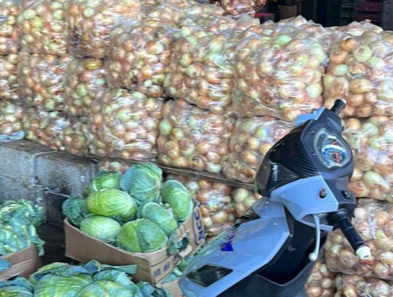 شكا مزارعو البصل في سهل البقاع من غزو عشرات الاطنان من البصل السوري كل الأسواق الزراعية اللبنانية ولم يستطع اي مزارع لبناني بيع شاحنة واحدة من البصل اللبناني الذي بدأ موسمه منذ ايام قليلة . وناشد رئيس تجمع مزارعي وفلاحي البقاع ابراهيم الترشيشي كل المعنيين