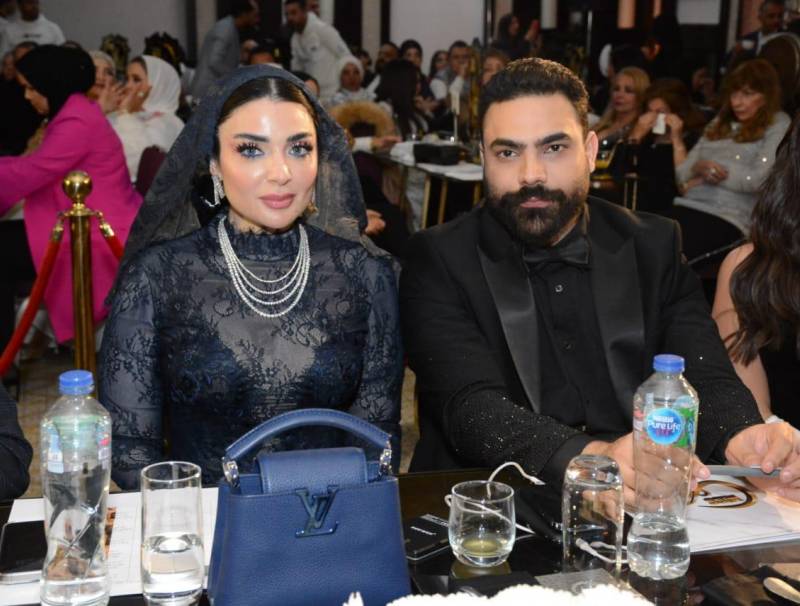 رامونا يونس تذهل الحضور بإطلالتها وتتألق في لجنة تحكيم ملكة جمال العرب