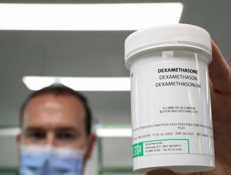 أعلنت الحكومة البريطانية، اليوم الثلاثاء، المصادقة على استخدام دواء "ديكساميثازون" لعلاج المصابين بفيروس كورونا، قائلة إنه "أول عقار في العالم ثبت أنه يخفض خطر الوفاة جراء المرض".  وقالت وزارة الصحة البريطانية، في بيان أصدرته اليوم الثلاثاء، بعد ساعات من إعلان علماء جامعة أوكسفورد نجاح اختبارات "ديكساميثازون": "صادقت الحكومة على استخدام هيئة الصحة الوطنية أول دواء في العالم ضد فيروس كورونا المستجد ثبت أنه قادر على خفض خطر الوفاة".  وأضافت الوزارة: "أظهرت اختبارات هذا الدواء، التي مولتها الحكومة، أنه يخفض بش