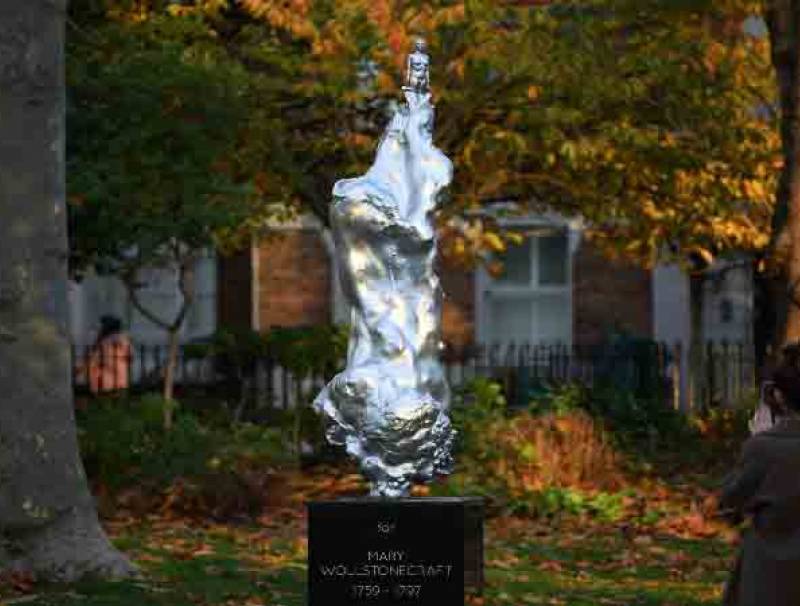 منحوتة لأديبة نسوية عارية تثير جدلا في بريطانيا