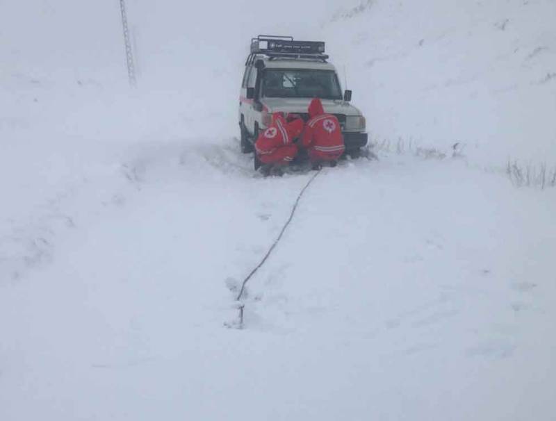 انقاذ شخص علق في الثلوج على طريق مشمش بريصا في الهرمل