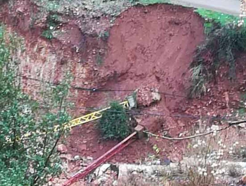 إنقطاع الكهرباء عن دبعل الضنية بعد سقوط عمودين للكهرباء جراء السيول