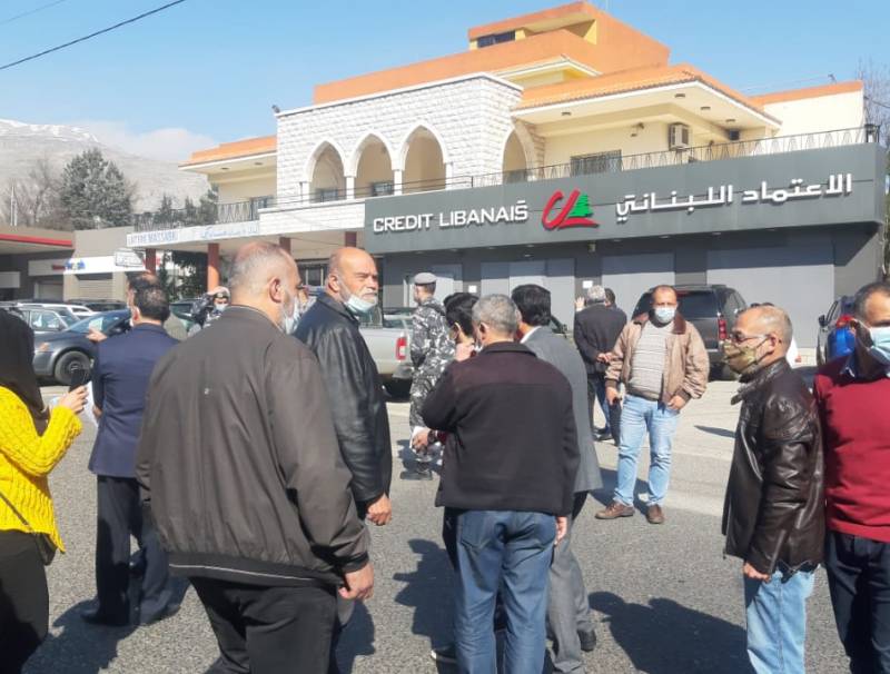 اعتصام لاهالي الطلاب في الخارج في شتورا وقطع الطريق الدولي ربع ساعة