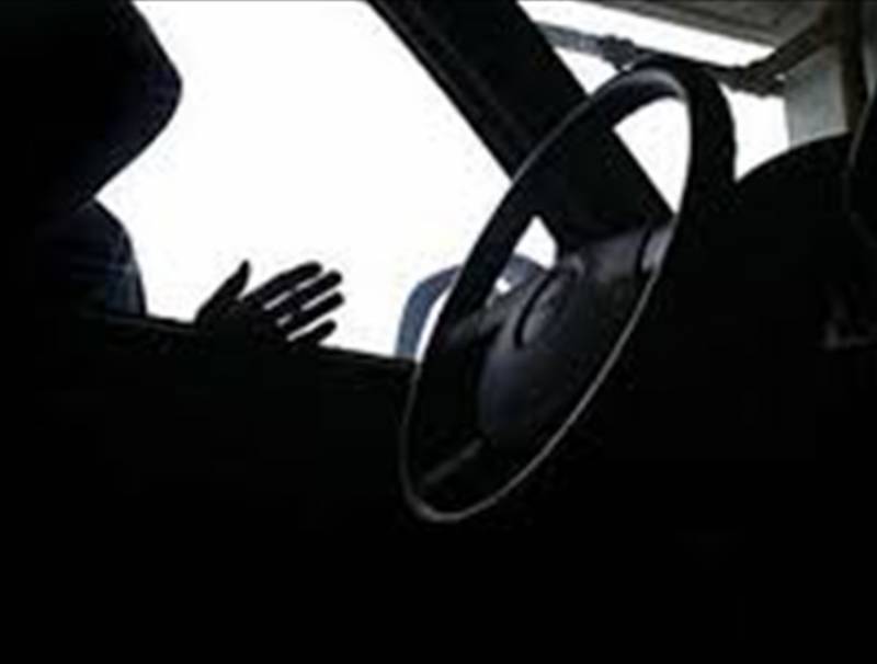 مسلحون مجهولون سلبوا سيارة لجمعية سواء على طريق عام رياق بعلبك