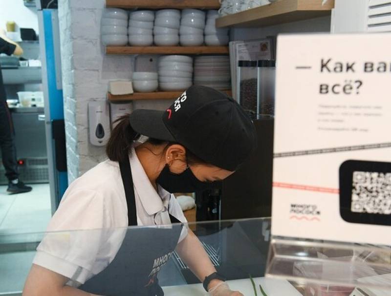 من ملكات الجمال إلى العمل بمقهى لكسب المال.. من هي؟ (فيديو)