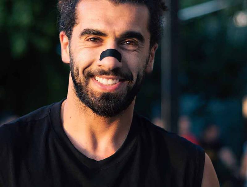 لاصقات الأنف بين الموضة والفائدة: ابتكار  فعّال  لتحسين التنفّس