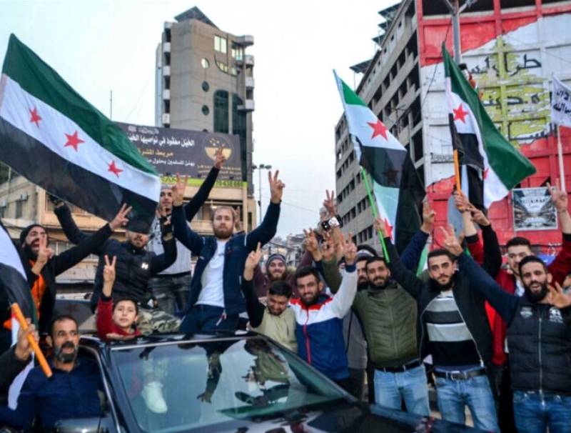 لا تزال تظاهرات النازحين السوريين في لبنان لمناسبة الذكرى الأولى لسقوط نظام بشار الاسد والتي حصلت الاثنين 8- 12- 2025، تتفاعل داخل الأوساط السياسية، وتستأثر بحيز كبير من تعليقات السفراء المعتمدين في بيروت ومداولاتهم وتحليلاتهم. وهي موضع متابعة جادة ومجهرية لدى الأجهزة الأمنية، بعدما نجح الجيش في احتوائها وحصر تداعياتها. وإنّ هذه الأجهزة التي تؤكّد أنّ الوضع هو تحت السيطرة، فإنّها في حال استنفار ومتابعة دائمين، واستباق أي محاولة لتكرار ما حصل، لأنّ الوضع دقيق، وليس سهلاً، وأنّه لا تجوز الاستعانة بملف النزوح 