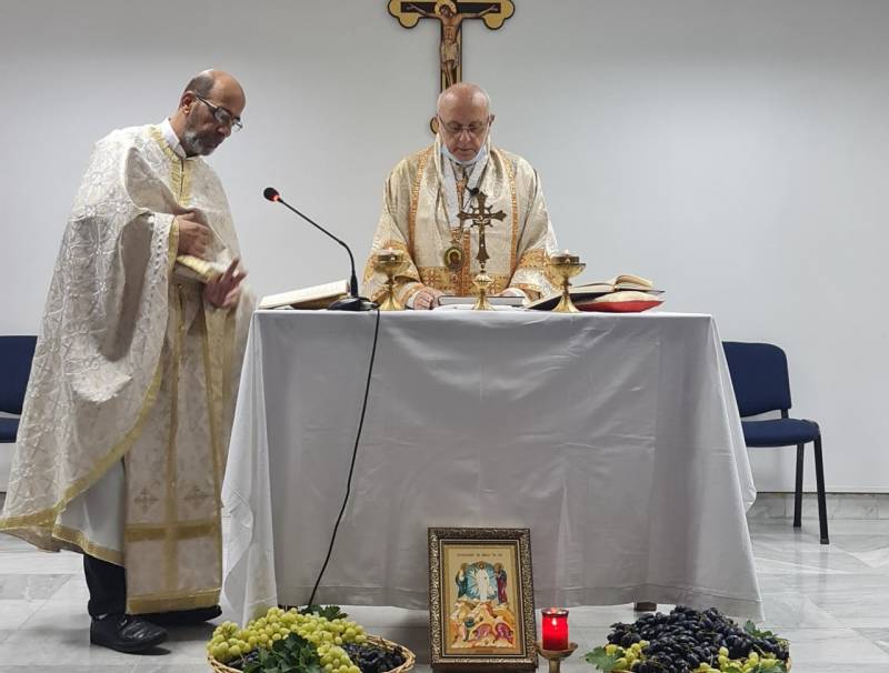 مستشفى تل شيحا احتفلت بعيد التجلي والمطران درويش دشن آلتين لغسيل كلى مقدمة من الطبيب الزحلي فؤاد شبيب