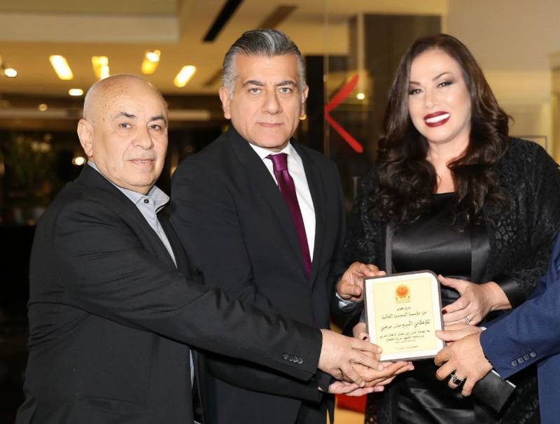 منذر المرعبي خلال تكريمه في طرابلس املنا كبير بوزير الاعلام المهندس زياد المكاري  للنهوض بشاشة الوطن