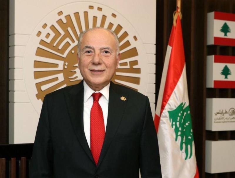 رحّب رئيس غرفة التجارة والصناعة والزراعة في طرابلس والشمال، السيد توفيق دبوسي، بقرار دولة الإمارات العربية المتحدة رفع حظر السفر عن مواطنيها إلى لبنان، واصفاً هذه الخطوة بأنها "بارقة أمل لإعادة وصل ما انقطع وتعزيز أواصر الأخوة والتعاون بين البلدين الشقيقين".    وأكد دبوسي في تصريح له أن هذا القرار " يشكل دفعاً إيجابياً باتجاه توثيق العلاقات الثنائية، ويفتح آفاقاً واسعة أمام التبادل السياحي والاقتصادي والثقافي، كما يُمهّد الطريق أمام عودة الثقة العربية إلى لبنان. وأعرب عن أمله في أن يُعمّم هذا القرار على باق