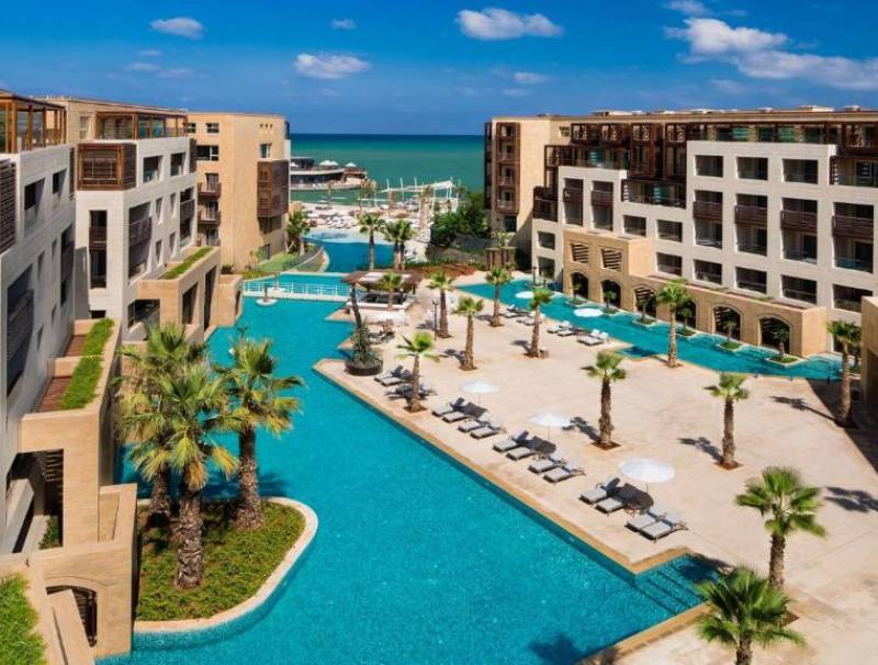 فضيحة سياحية في قلب الموسم: طائفية وابتزاز في منتجع الكمبينسكي!