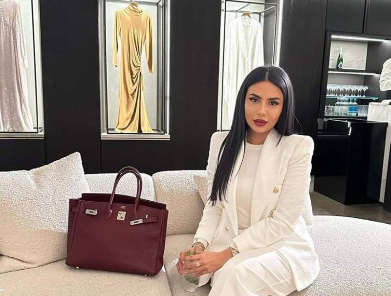 لبنى عبد العزيز: أناقة على الشاشة وأسلوب يعكس قوة الحضور