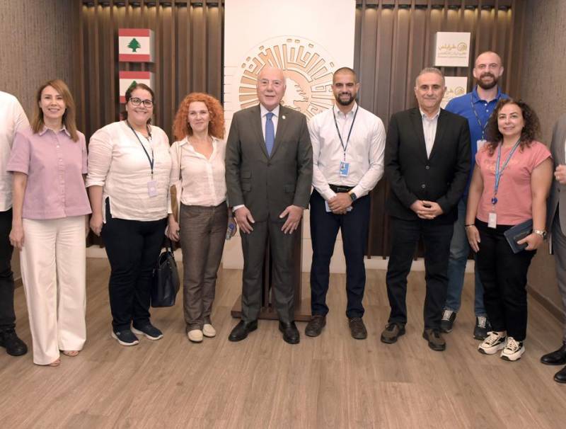 في إطار متابعة برامج “برنامج الأغذية العالمي” في شمال لبنان، قام وفد من المكتب بزيارة ميدانية إلى غرفة التجارة والصناعة والزراعة في طرابلس، ضمّ السيدة ليليانا يوفتشيفا، نائبة المدير القطري لبرنامج الأغذية العالمي، وعددًا من مسؤولي الفريق، وذلك في زيارة تحمل أبعادًا إنسانية وتنموية.  رحّب رئيس الغرفة السيد توفيق دبوسي بالوفد، مثنيًا على دور المؤسسات الدولية في دعم المجتمعات، ومؤكدًا على أهمية طرابلس كمركز فعّال لتنفيذ المشاريع التنموية.  بدورها، أكدت السيدة يوفشيفا على الترابط بين الاستقرار في لبنان وسوريا، 