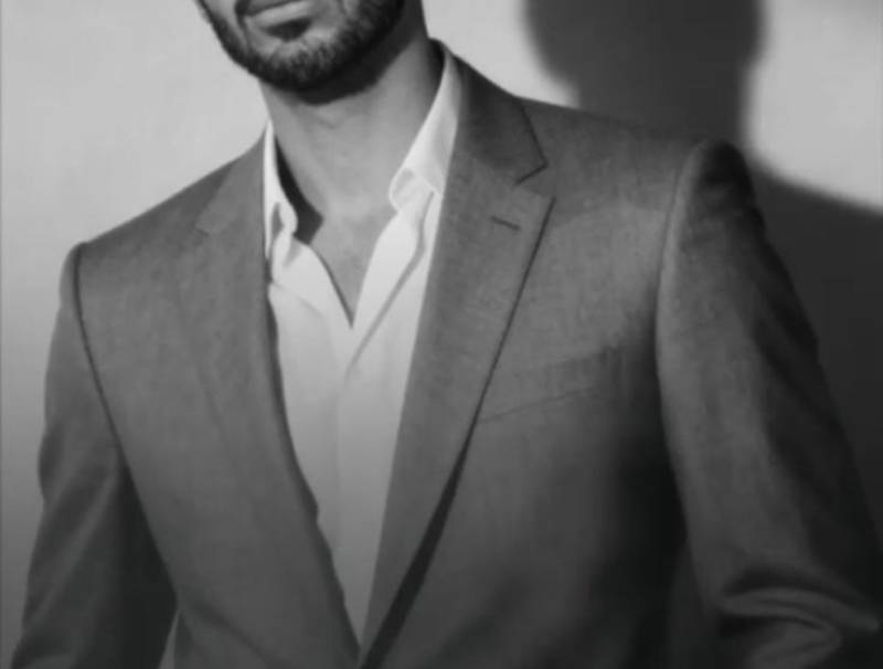  خالد العبد الله: هل ينجح الصوت الإماراتي الجديد في إعادة زمن الثمانينات بـ "شايف عيونك "؟