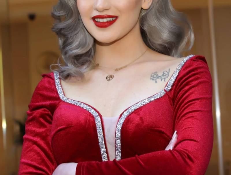 Miss natural beauty جيسيكا قيس تتألق في الأحمر في عيد الحب